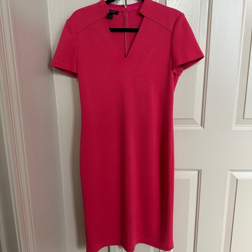 St. John Pink Knit V-Neck Sheath Dress - Size 6 - Short Sleeve Luxury Workwear